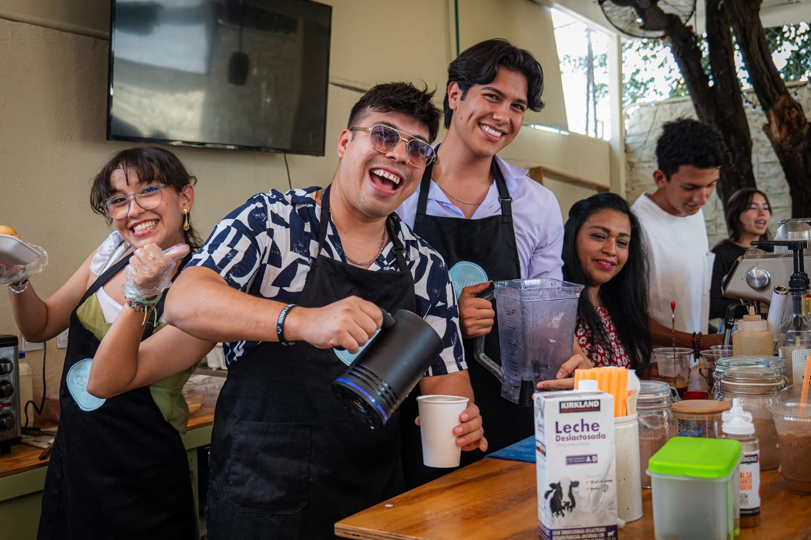 Jóvenes sirviendo bebidas